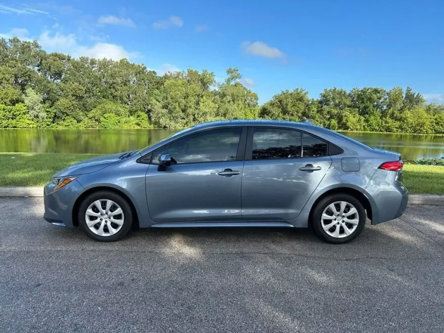 2024 Toyota Corolla LE photo 1