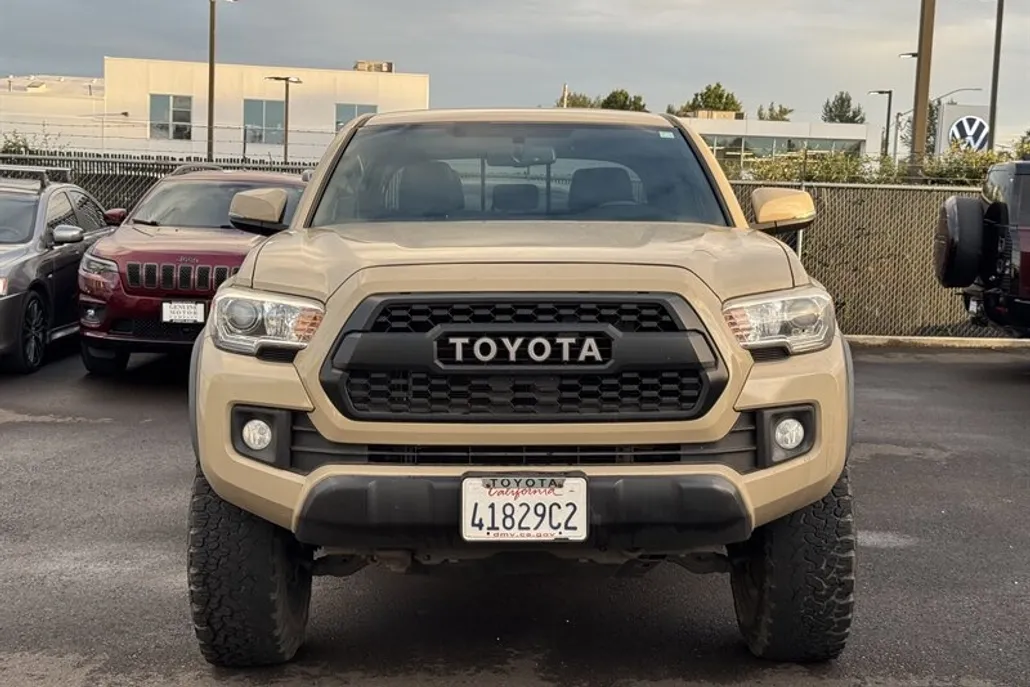 2017 Toyota Tacoma TRD Sport photo 1