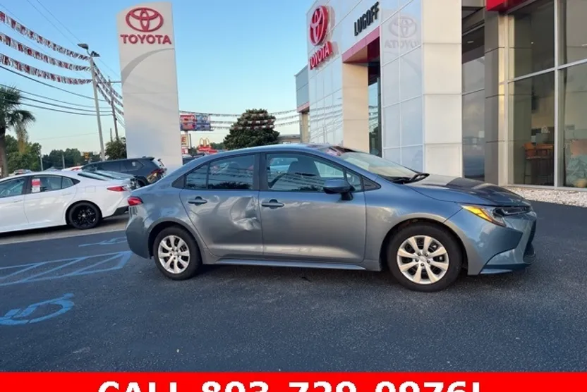 2020 Toyota Corolla LE photo 1