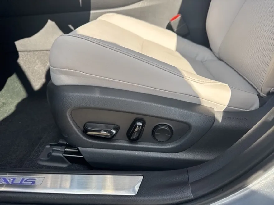2025 Lexus UX Premium photo 24