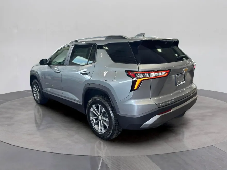 2025 Chevrolet Equinox LT photo 1