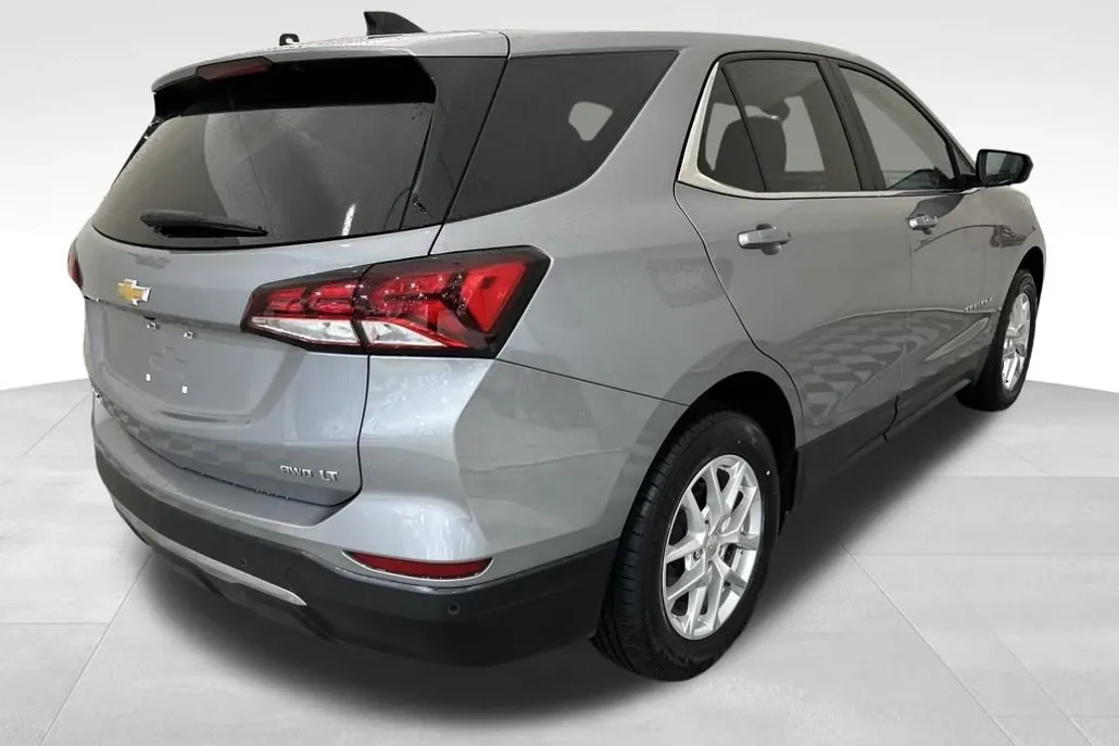 2024 Chevrolet Equinox LT photo 1