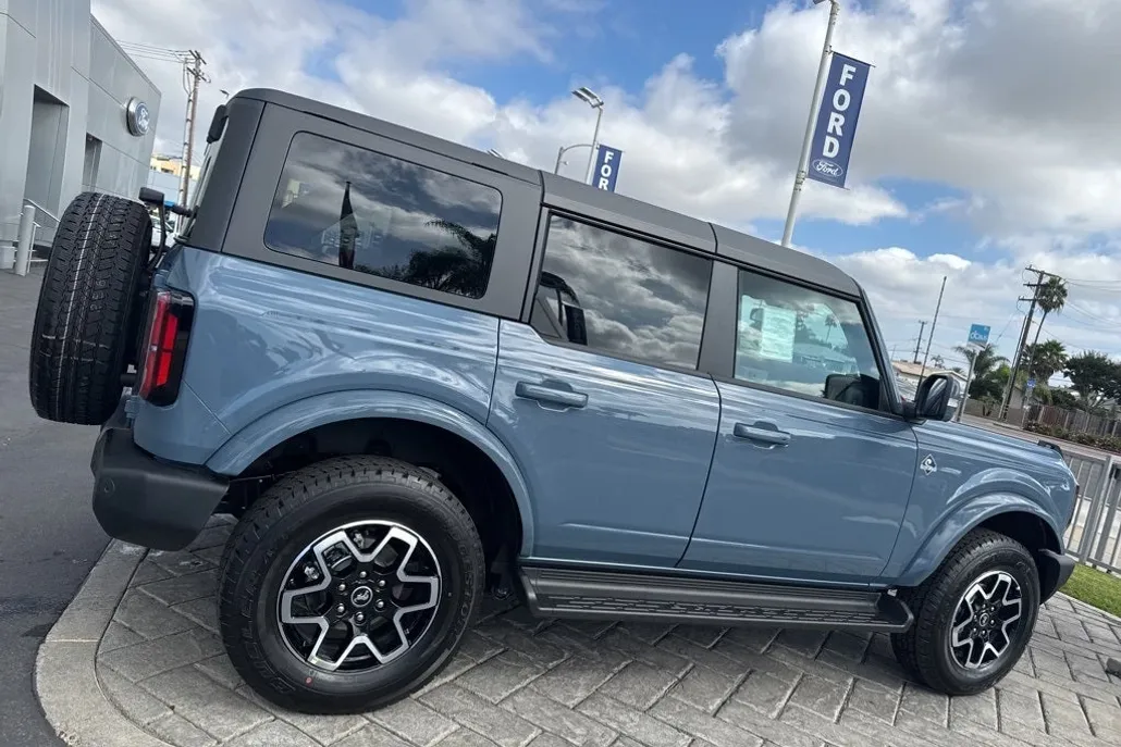 2025 Ford Bronco Outer Banks photo 1