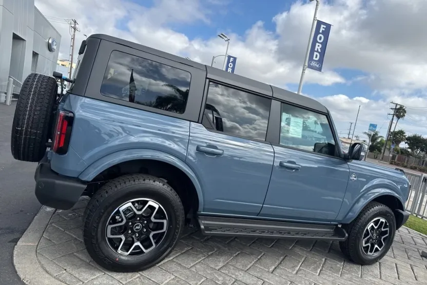 2025 Ford Bronco Outer Banks photo 1