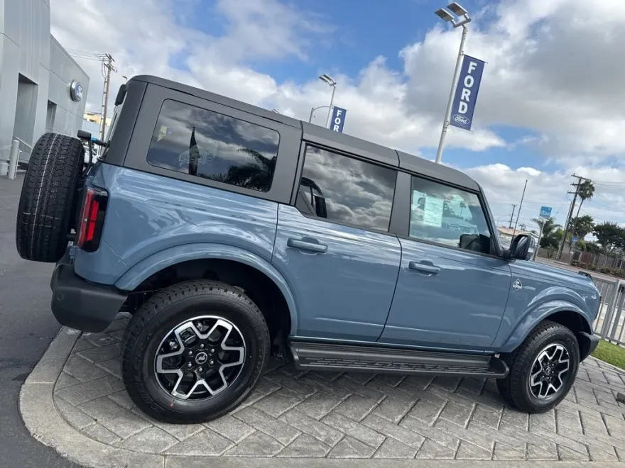 2025 Ford Bronco Outer Banks photo 1