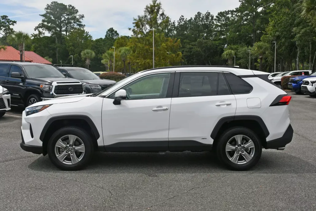 2024 Toyota RAV4 Hybrid XLE photo 1