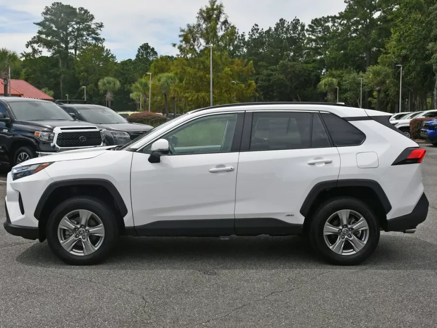 2024 Toyota RAV4 Hybrid XLE photo 1