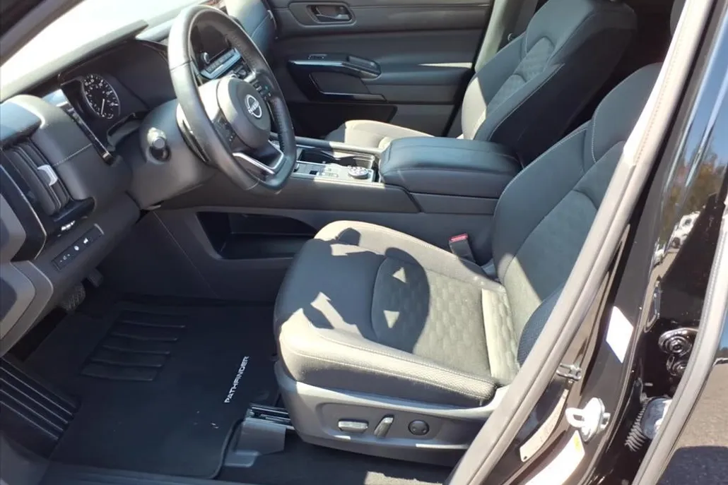 2025 Nissan Pathfinder SV photo 1