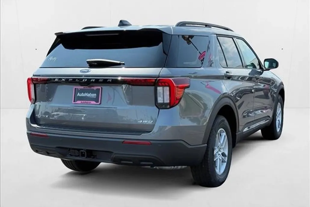 2025 Ford Explorer photo 1