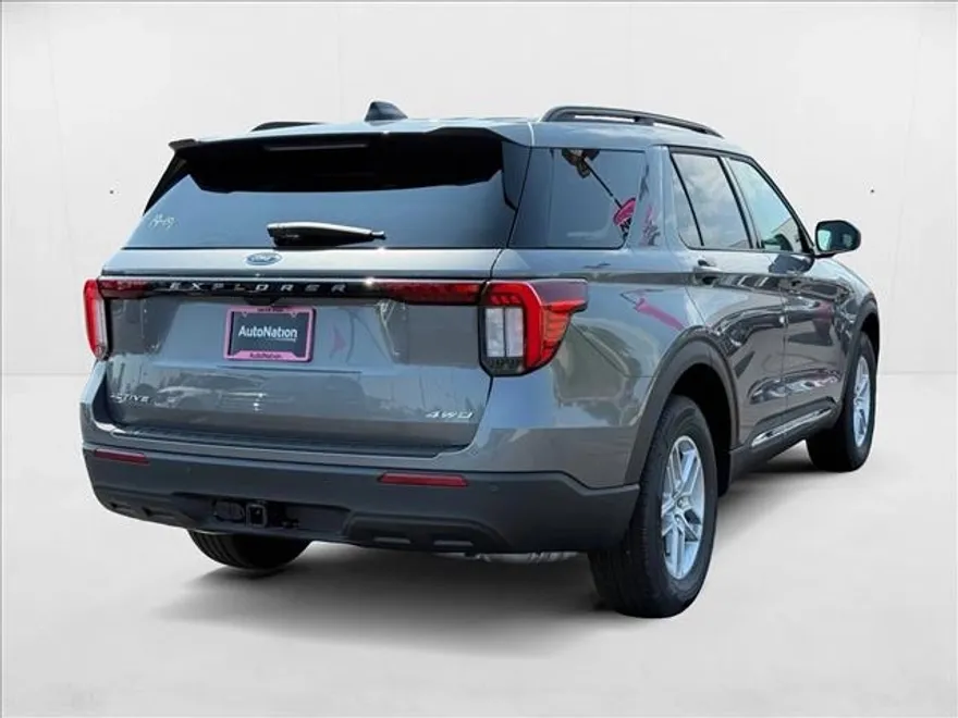 2025 Ford Explorer photo 1
