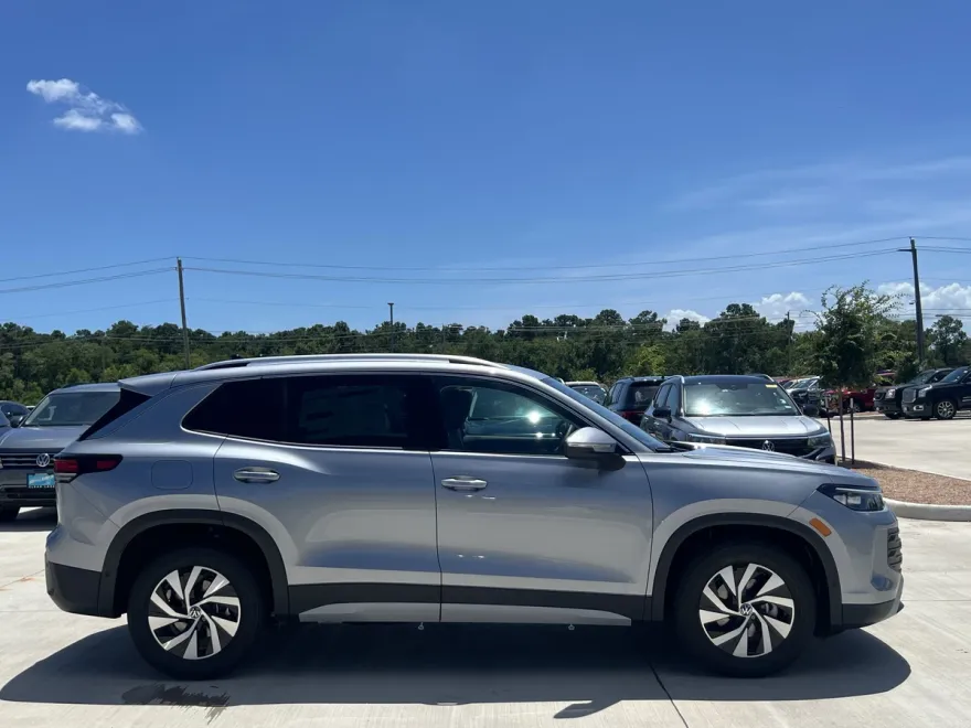 2025 Volkswagen Tiguan S photo 1