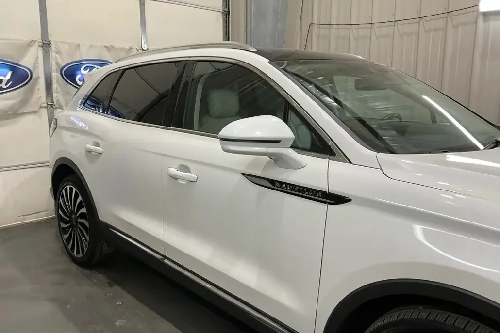 2021 Lincoln Nautilus Black Label photo 1