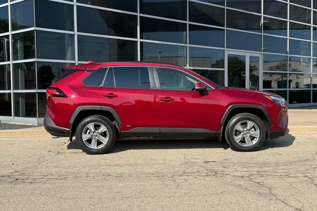 2024 Toyota RAV4 Hybrid XLE photo 1
