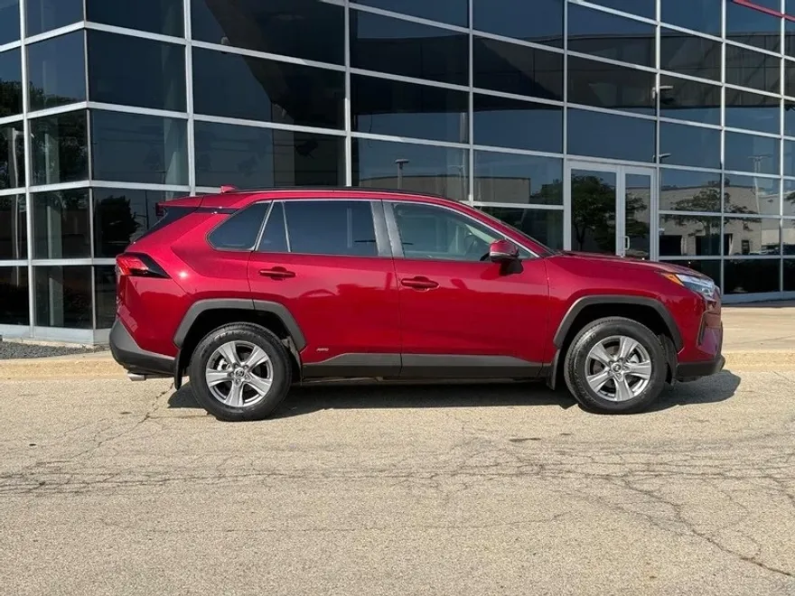 2024 Toyota RAV4 Hybrid XLE photo 1