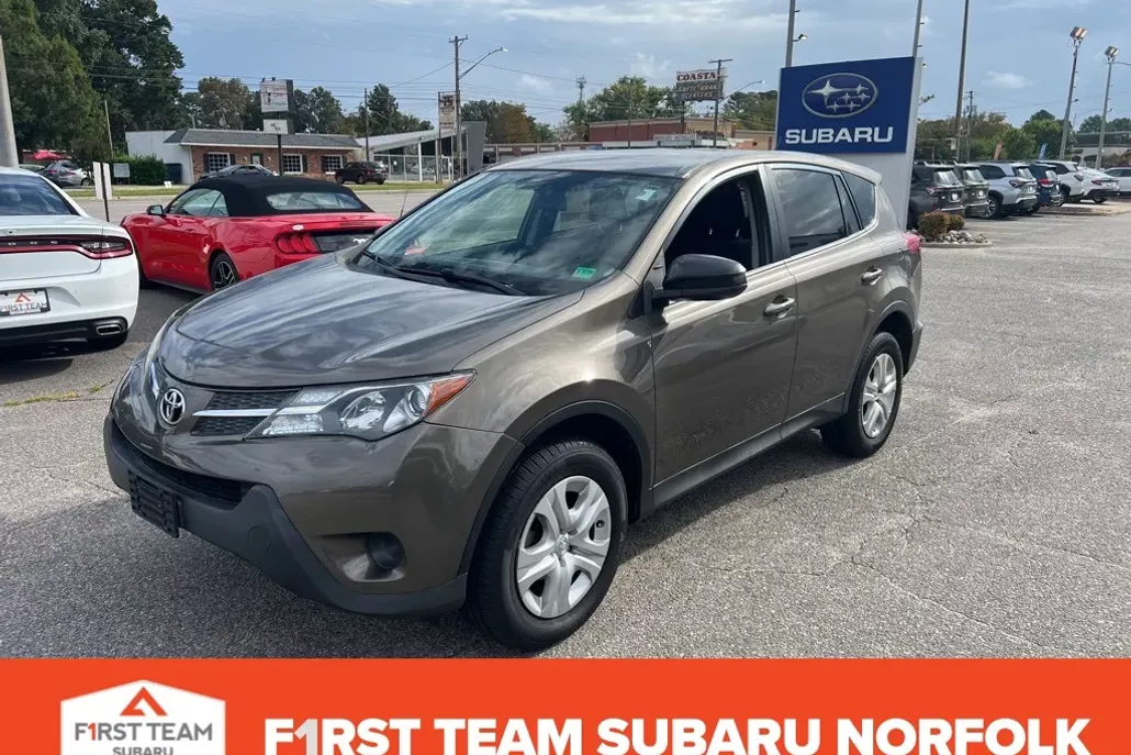 2015 Toyota RAV4 LE photo 1
