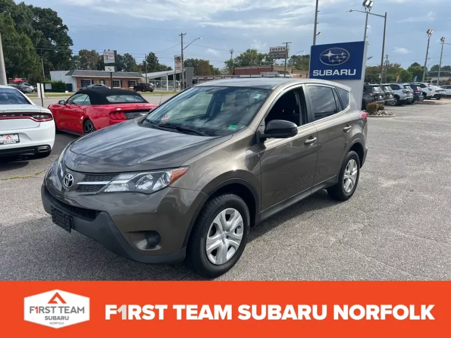2015 Toyota RAV4 LE photo 1