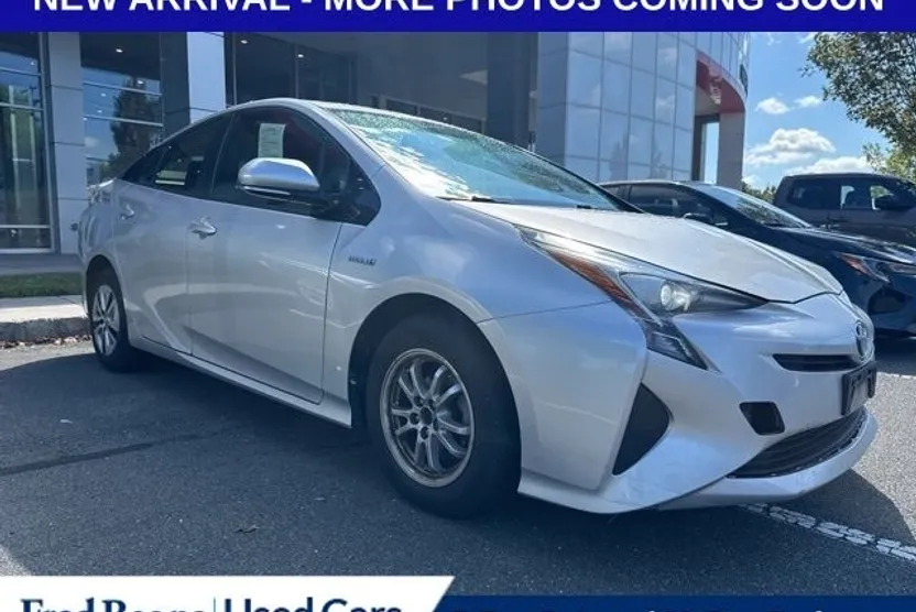 2016 Toyota Prius Four photo 1