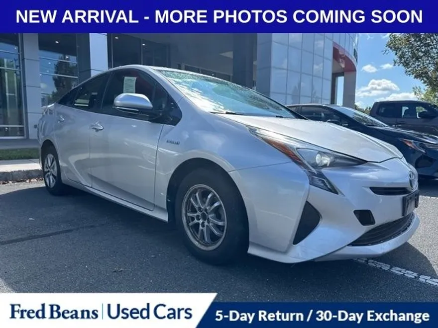 2016 Toyota Prius Four photo 1