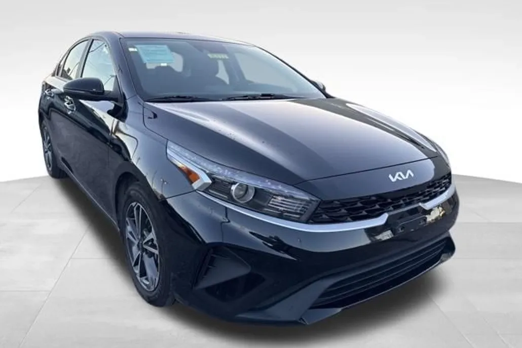 2023 Kia Forte LXS photo 1