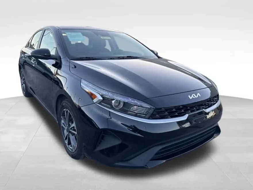 2023 Kia Forte LXS photo 1