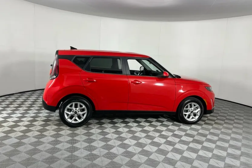 2023 Kia Soul LX photo 1
