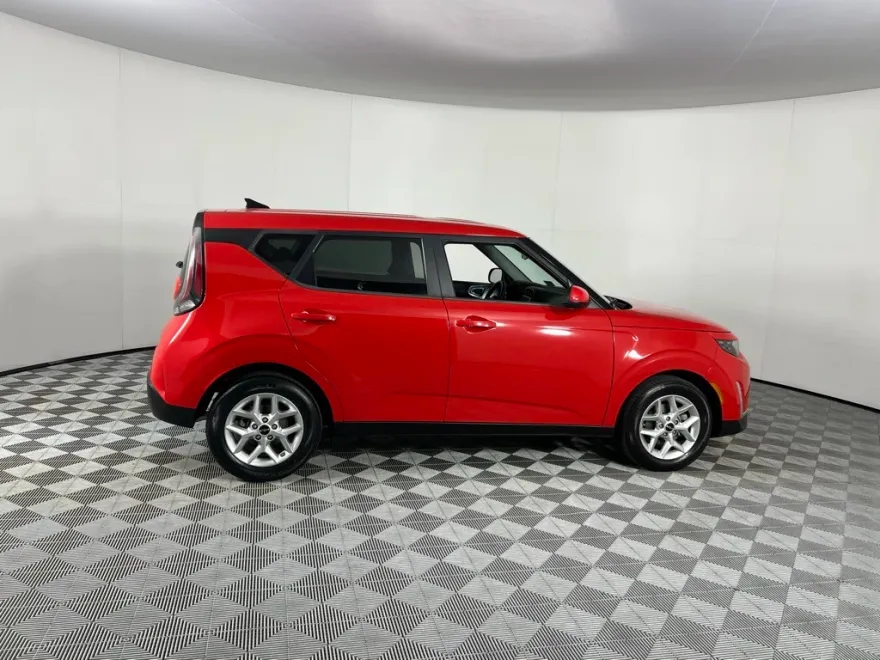 2023 Kia Soul LX photo 1