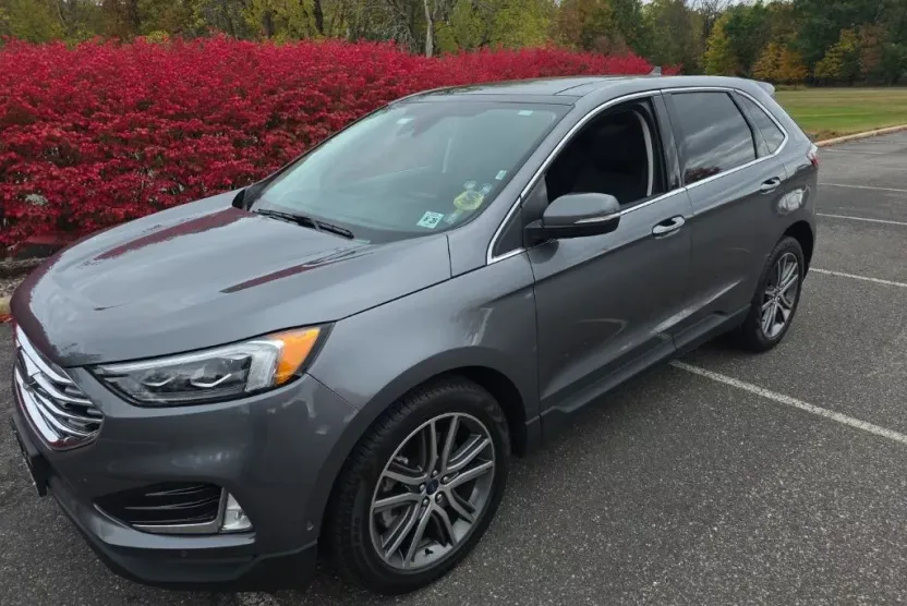 2021 Ford Edge Titanium photo 1