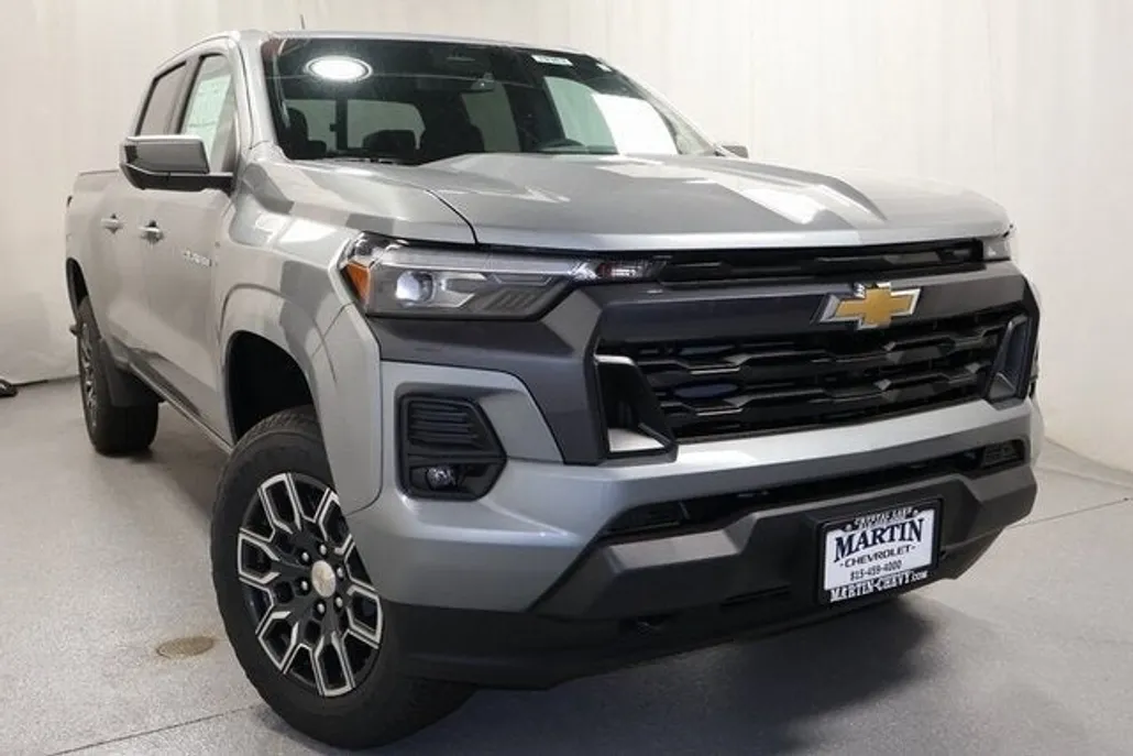 2024 Chevrolet Colorado LT photo 1