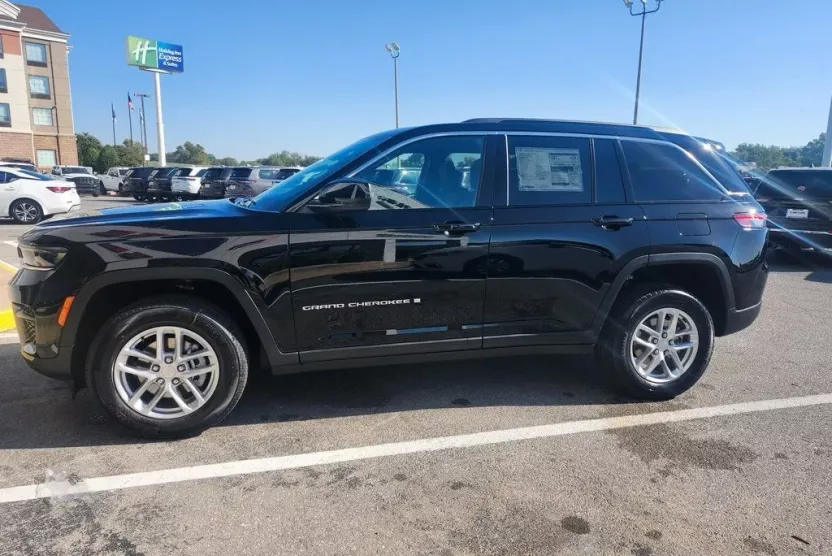 2025 Jeep Grand Cherokee Laredo photo 1