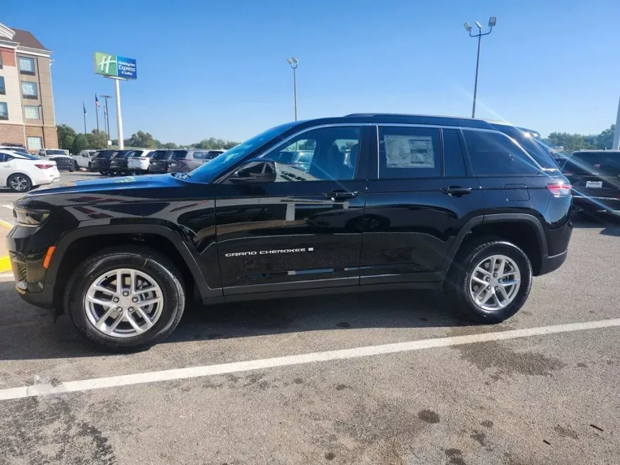 2025 Jeep Grand Cherokee Laredo photo 1