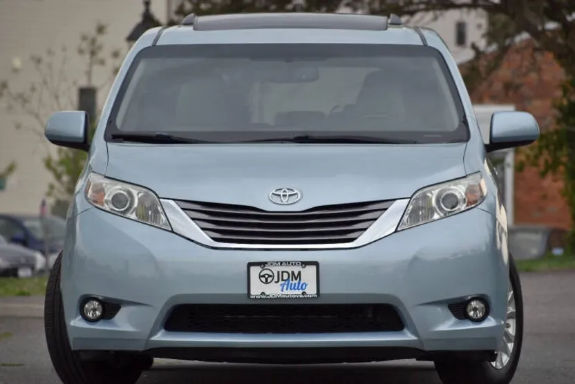 2015 Toyota Sienna XLE Premium photo 1