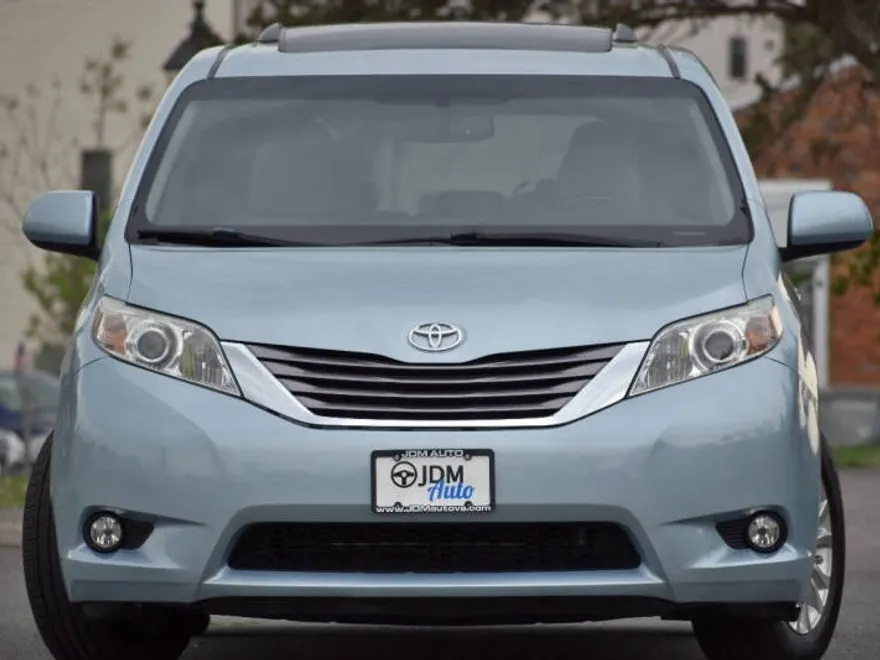 2015 Toyota Sienna XLE Premium photo 1