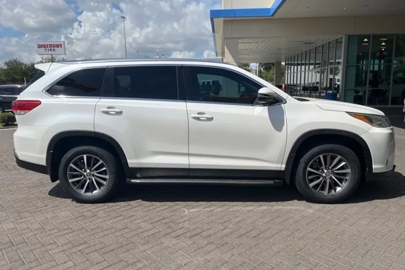 2019 Toyota Highlander XLE photo 1