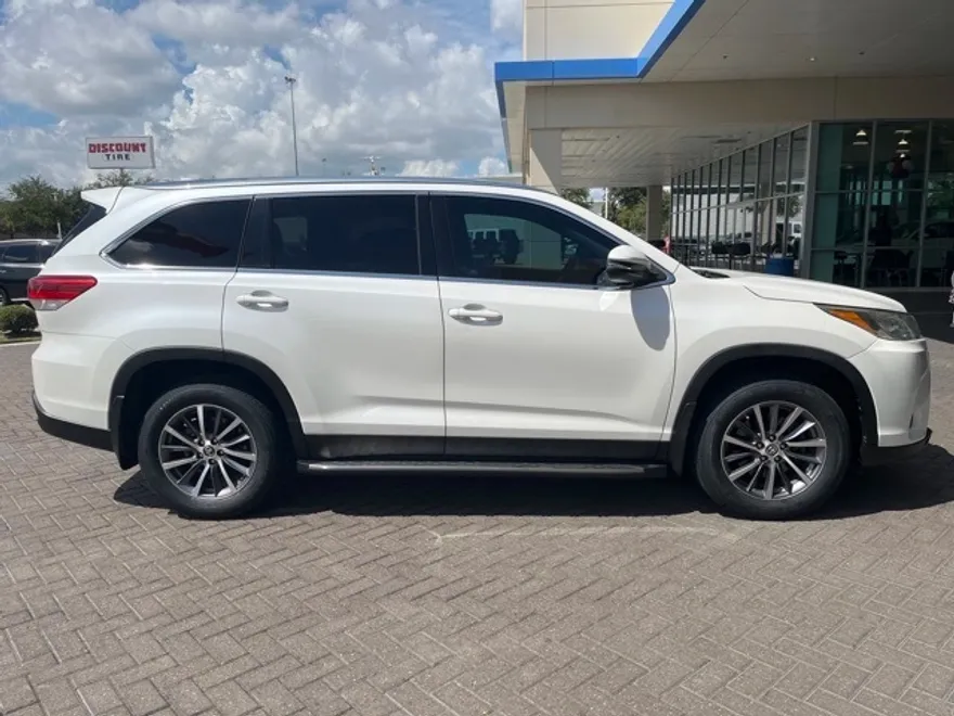 2019 Toyota Highlander XLE photo 1