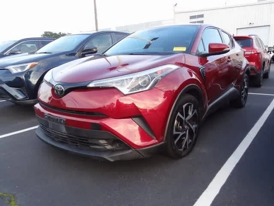 2019 Toyota C-HR XLE photo 1