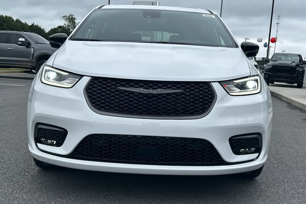 2026 Chrysler Pacifica photo 1