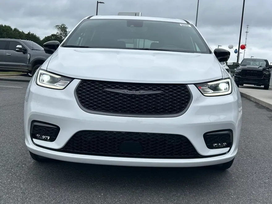 2026 Chrysler Pacifica photo 1