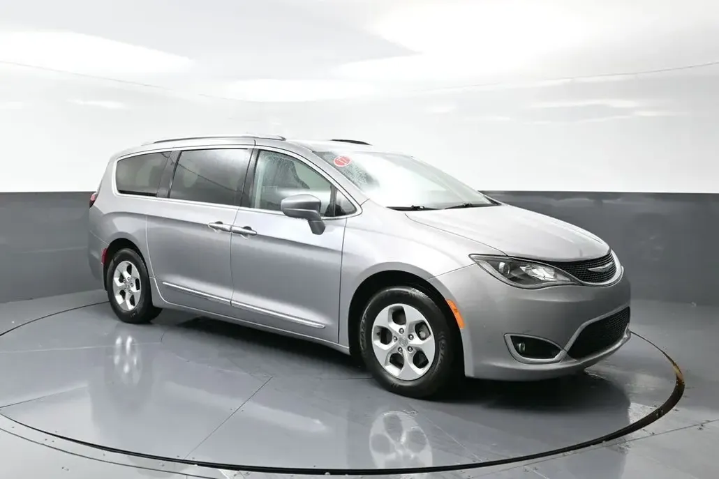 2017 Chrysler Pacifica Touring Plus photo 1