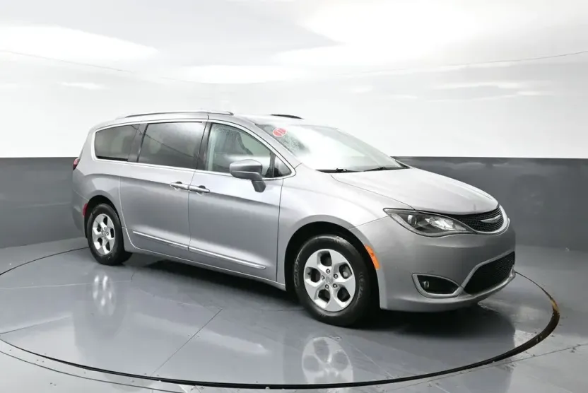 2017 Chrysler Pacifica Touring Plus photo 1