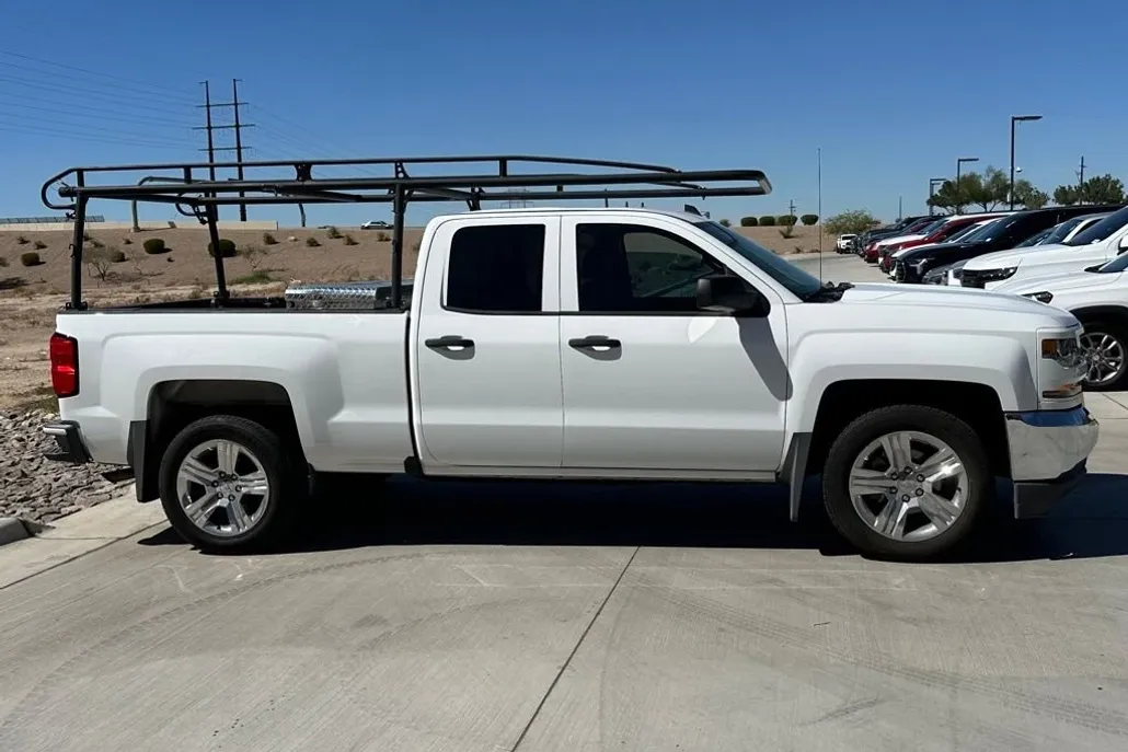 2018 Chevrolet Silverado 1500 Custom photo 1