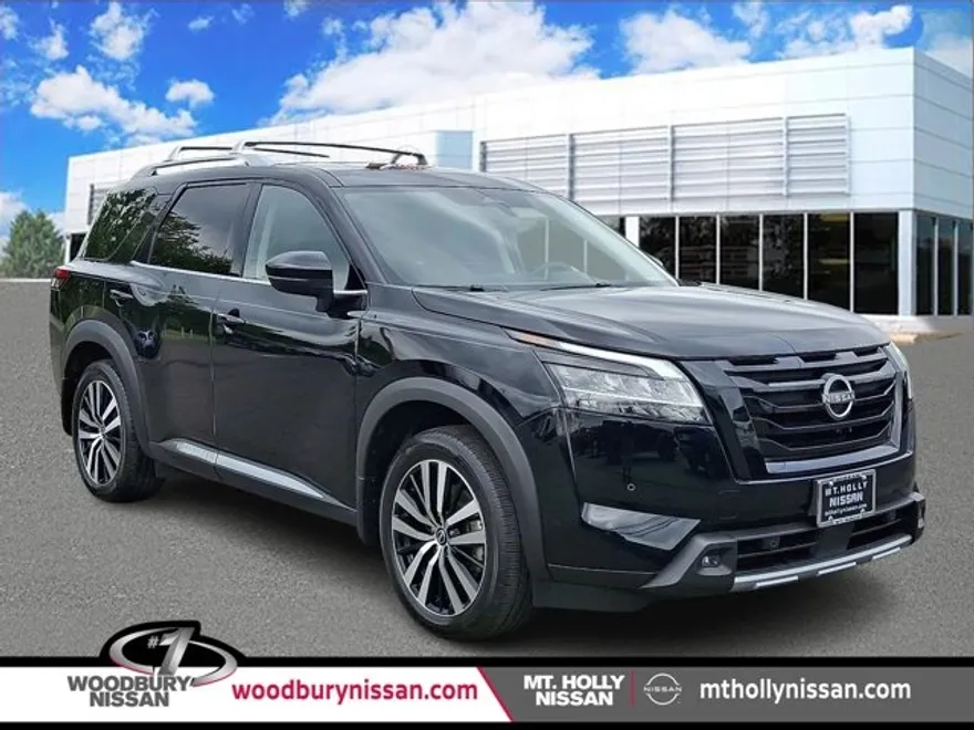 2023 Nissan Pathfinder Platinum photo 1