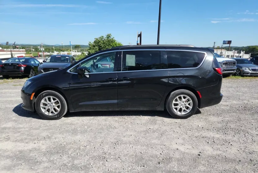 2021 Chrysler Voyager LXi photo 1