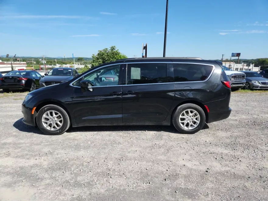 2021 Chrysler Voyager LXi photo 1