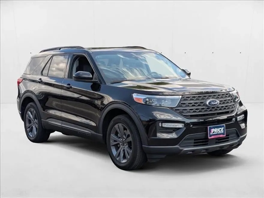 2023 Ford Explorer XLT photo 1