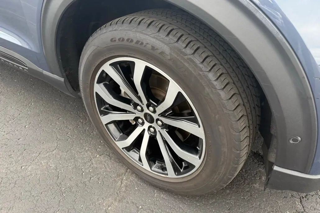 2021 Ford Explorer ST photo 1