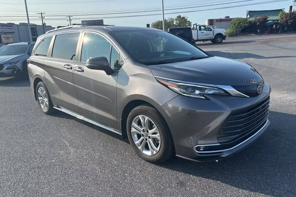 2024 Toyota Sienna Platinum photo 1