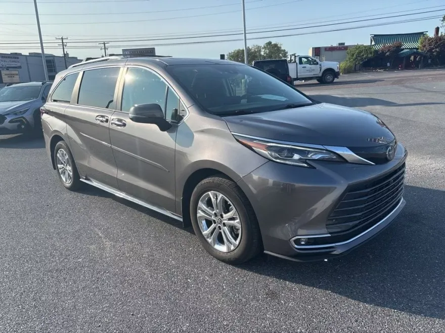 2024 Toyota Sienna Platinum photo 1
