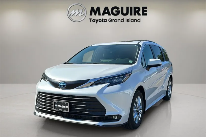 2025 Toyota Sienna XLE photo 1