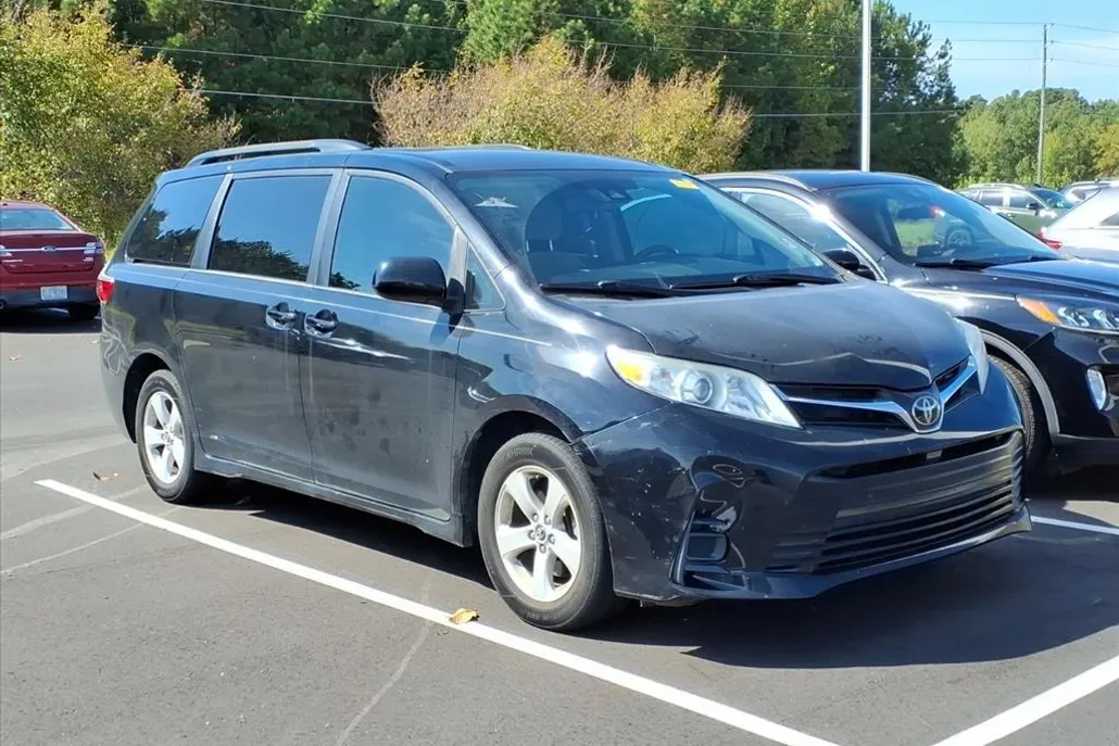 2020 Toyota Sienna LE photo 1