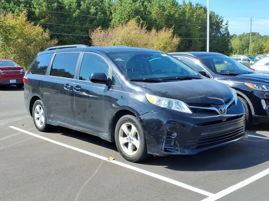2020 Toyota Sienna LE photo 1